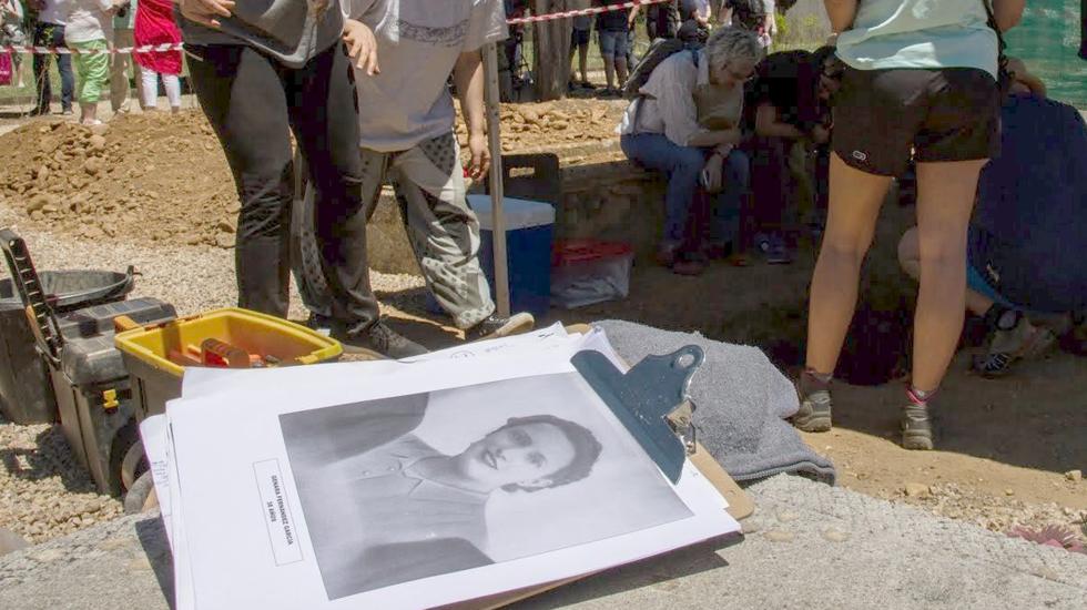 Trabajadores de la ARMH durante los trabajos de exhumación en el cementerio de León. 