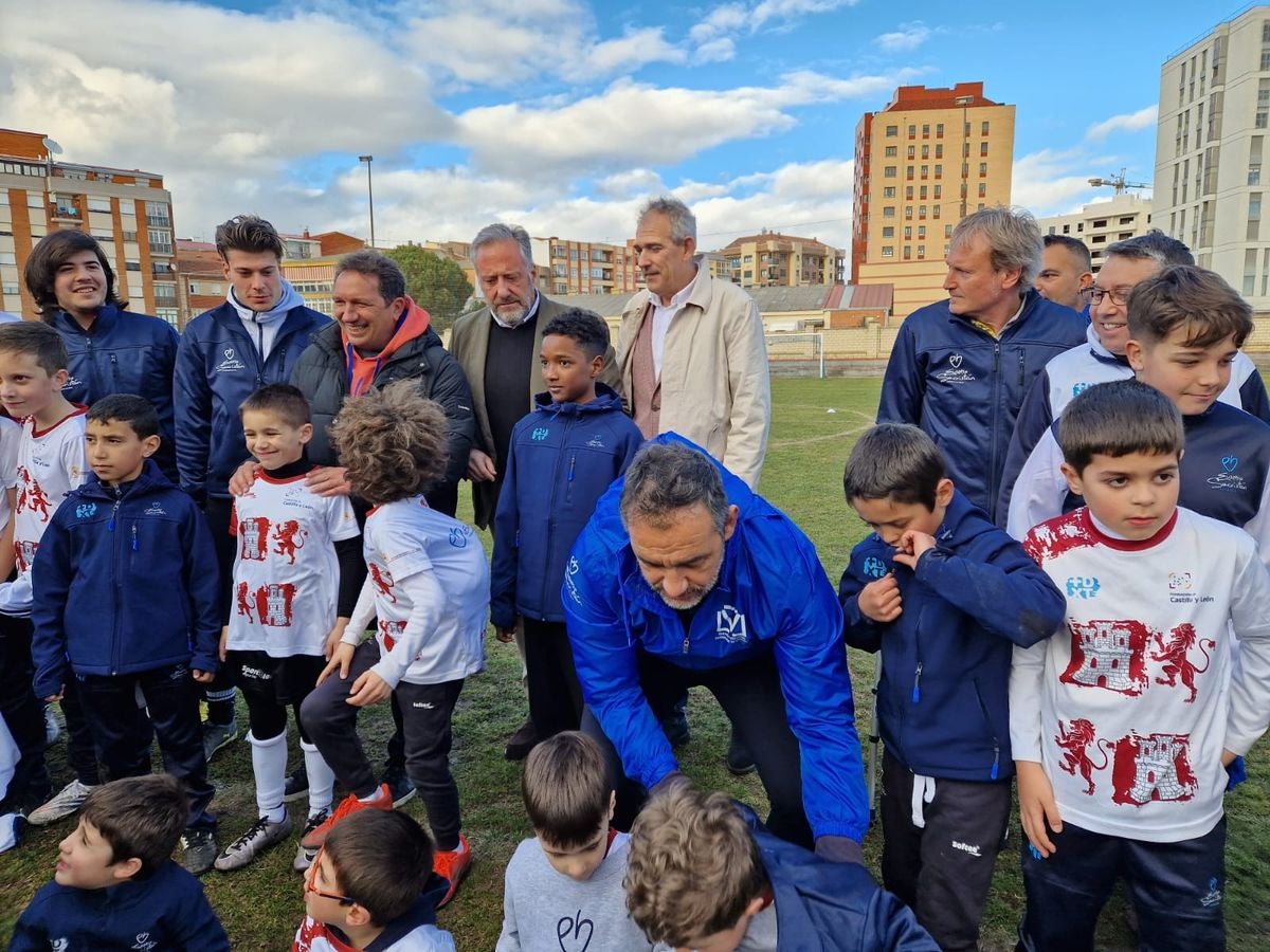 El exfutbolista, Eusebio Sacristán, ha visitado junto a Carlos Pollán, presidente de las Cortes de Castilla y León, la fundación que lleva su nombre en León.