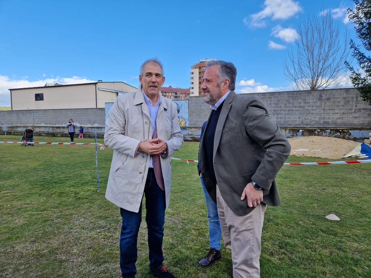 El exfutbolista, Eusebio Sacristán, ha visitado junto a Carlos Pollán, presidente de las Cortes de Castilla y León, la fundación que lleva su nombre en León.