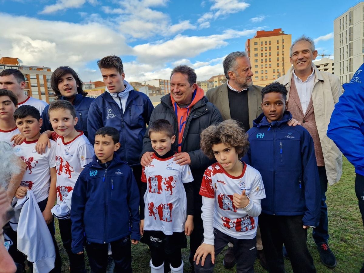 El exfutbolista, Eusebio Sacristán, ha visitado junto a Carlos Pollán, presidente de las Cortes de Castilla y León, la fundación que lleva su nombre en León.