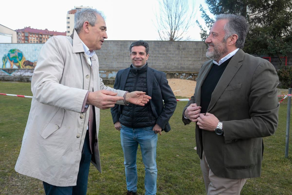 El exfutbolista, Eusebio Sacristán, ha visitado junto a Carlos Pollán, presidente de las Cortes de Castilla y León, la fundación que lleva su nombre en León.