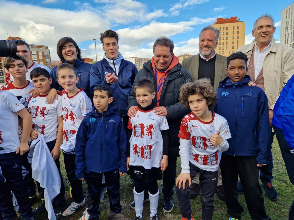 El exfutbolista, Eusebio Sacristán, ha visitado junto a Carlos Pollán, presidente de las Cortes de Castilla y León, la fundación que lleva su nombre en León.