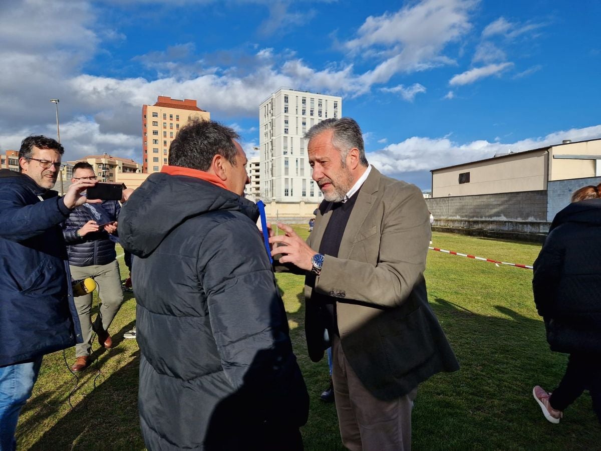 El exfutbolista, Eusebio Sacristán, ha visitado junto a Carlos Pollán, presidente de las Cortes de Castilla y León, la fundación que lleva su nombre en León.