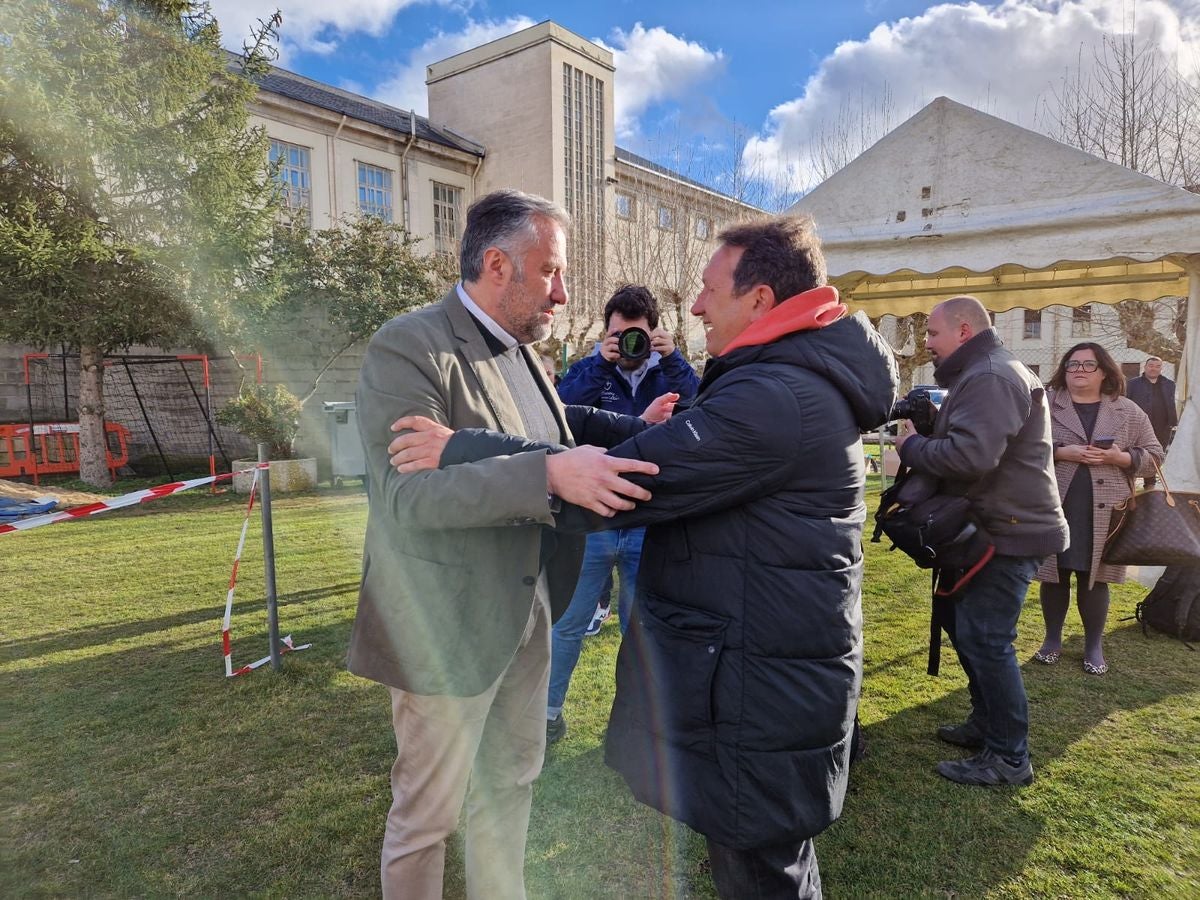 El exfutbolista, Eusebio Sacristán, ha visitado junto a Carlos Pollán, presidente de las Cortes de Castilla y León, la fundación que lleva su nombre en León.