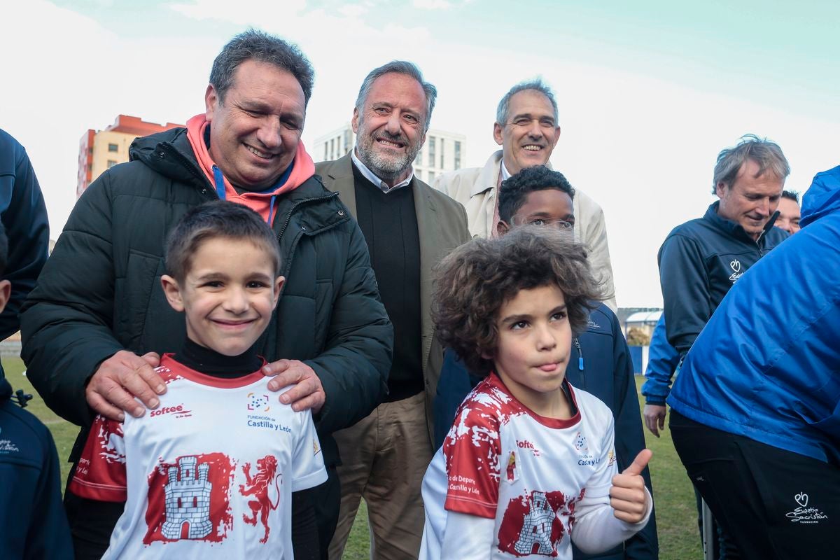 El exfutbolista, Eusebio Sacristán, ha visitado junto a Carlos Pollán, presidente de las Cortes de Castilla y León, la fundación que lleva su nombre en León.