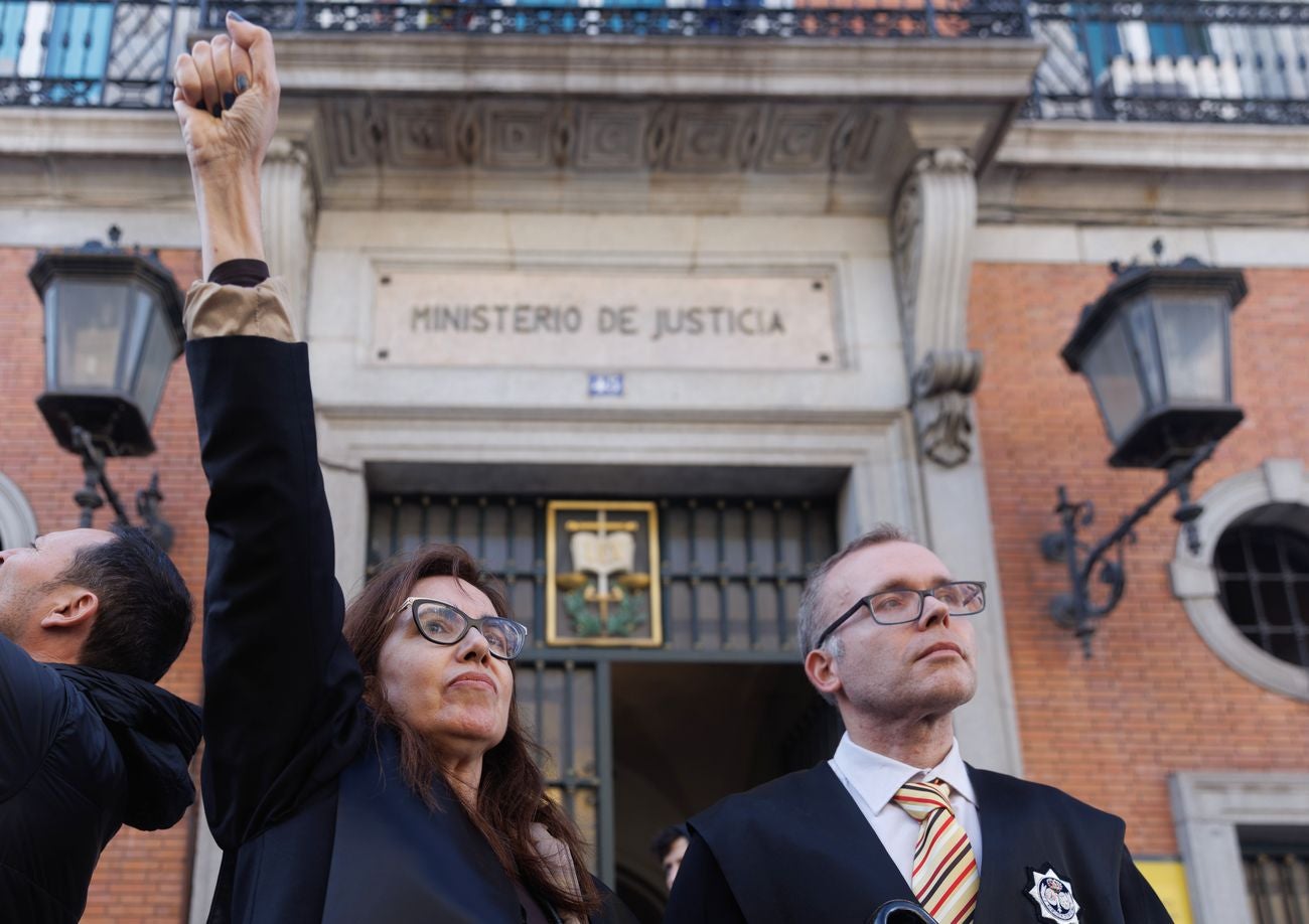 Los letrados de Justicia no ceden en su pulso y más de 10.000 actos judiciales se acumulan en León. «No desconvocamos, aunque no comamos», han advertido entre cánticos a la ministra Pilar Llop durante la manifestación celebrada este jueves en Madrid. Una amplia representación leonesa se desplaza a la capital para evidenciar su descontento con la situación.