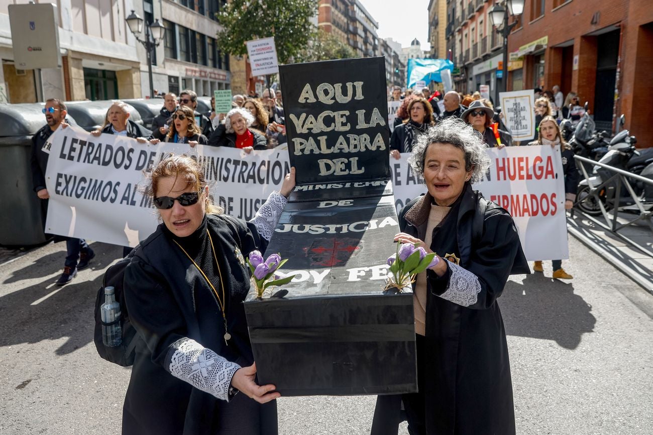 Los letrados de Justicia no ceden en su pulso y más de 10.000 actos judiciales se acumulan en León. «No desconvocamos, aunque no comamos», han advertido entre cánticos a la ministra Pilar Llop durante la manifestación celebrada este jueves en Madrid. Una amplia representación leonesa se desplaza a la capital para evidenciar su descontento con la situación.