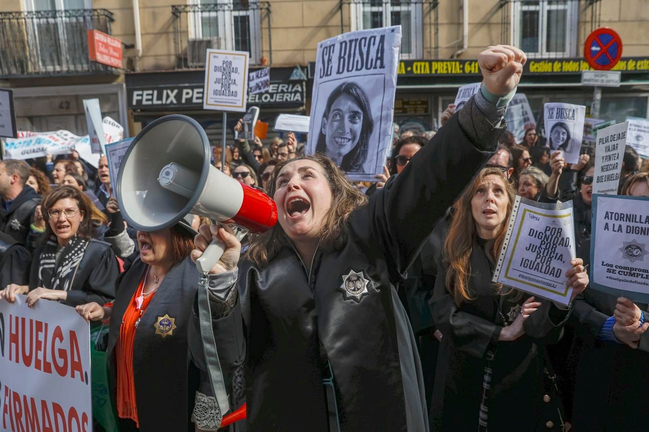 Los letrados de Justicia no ceden en su pulso y más de 10.000 actos judiciales se acumulan en León. «No desconvocamos, aunque no comamos», han advertido entre cánticos a la ministra Pilar Llop durante la manifestación celebrada este jueves en Madrid. Una amplia representación leonesa se desplaza a la capital para evidenciar su descontento con la situación.