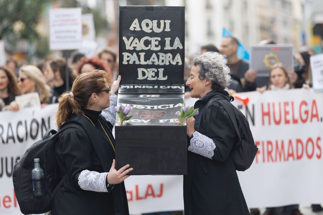 Los letrados de Justicia no ceden en su pulso y más de 10.000 actos judiciales se acumulan en León. «No desconvocamos, aunque no comamos», han advertido entre cánticos a la ministra Pilar Llop durante la manifestación celebrada este jueves en Madrid. Una amplia representación leonesa se desplaza a la capital para evidenciar su descontento con la situación.