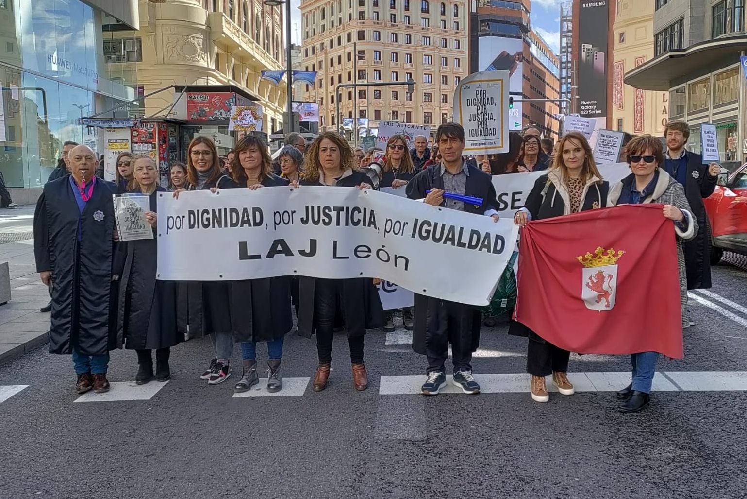 Los letrados de Justicia no ceden en su pulso y más de 10.000 actos judiciales se acumulan en León. «No desconvocamos, aunque no comamos», han advertido entre cánticos a la ministra Pilar Llop durante la manifestación celebrada este jueves en Madrid. Una amplia representación leonesa se desplaza a la capital para evidenciar su descontento con la situación.