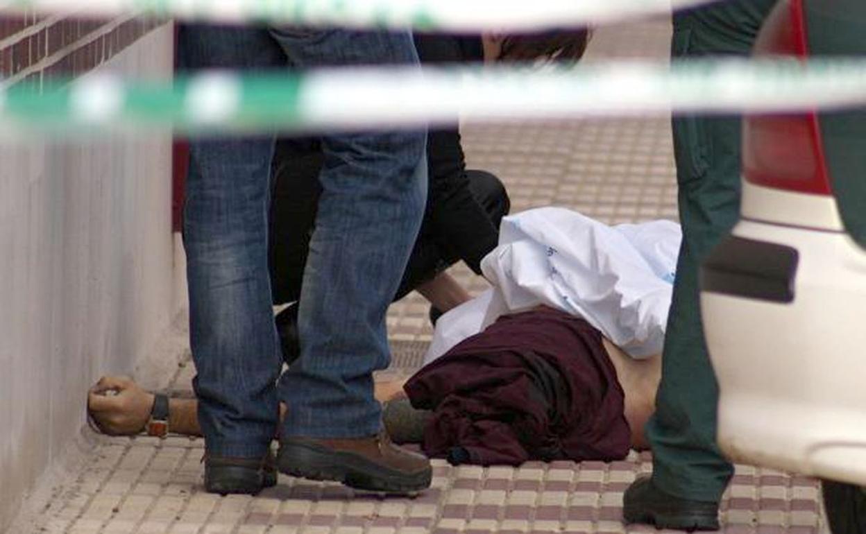 Imagen del cuerpo del fallecido tras el tiroteo en Villaobispo. 