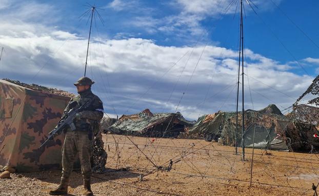 Un militar custodia la base de ejercicios en la base Conde de Gazola. 