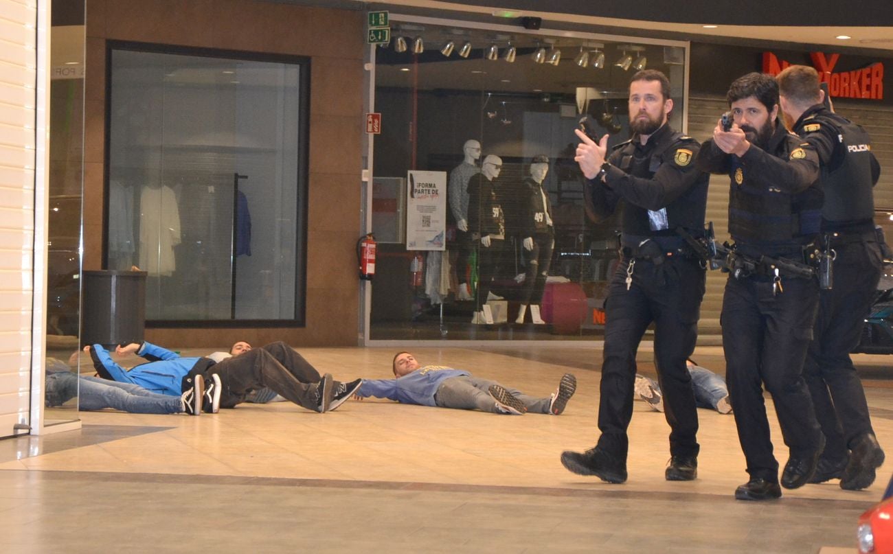 Efectivos de los Grupos Especiales de Operaciones (GEO) y (GOES) despliegan un espectacular operativo en un simulacro de atentado terrorista en el Carrefour del centro comercial El Rosal de Ponferrada. La misión: neutralizar a dos atacantes presuntos terroristas que retienen a clientes del establecimiento comercial en un simulacro y amenazan con explotar una mochila cargada de explosivos y matar a los rehenes. 