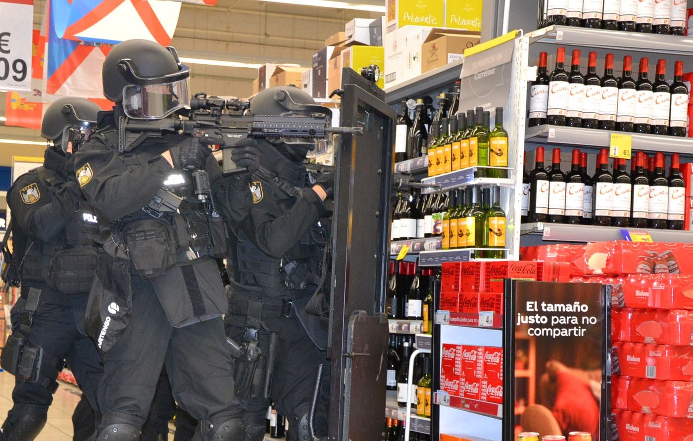 Efectivos de los Grupos Especiales de Operaciones (GEO) y (GOES) despliegan un espectacular operativo en un simulacro de atentado terrorista en el Carrefour del centro comercial El Rosal de Ponferrada. La misión: neutralizar a dos atacantes presuntos terroristas que retienen a clientes del establecimiento comercial en un simulacro y amenazan con explotar una mochila cargada de explosivos y matar a los rehenes. 