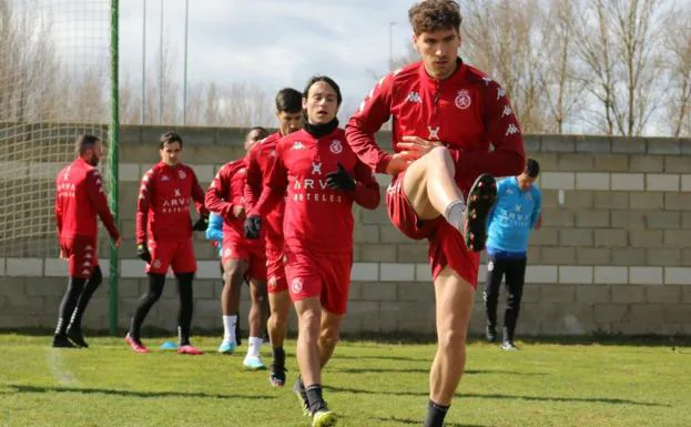 Percan, en primer plano, es un fijo en el once de Docampo./CYDL