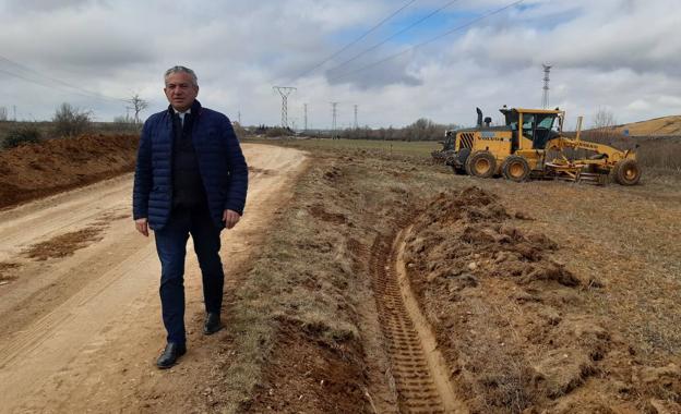 El diputado de Turismo, Nicanor Sen, visita las obras de mejora que se ejecutan en el tramo entre Mansilla de las Mulas y León.