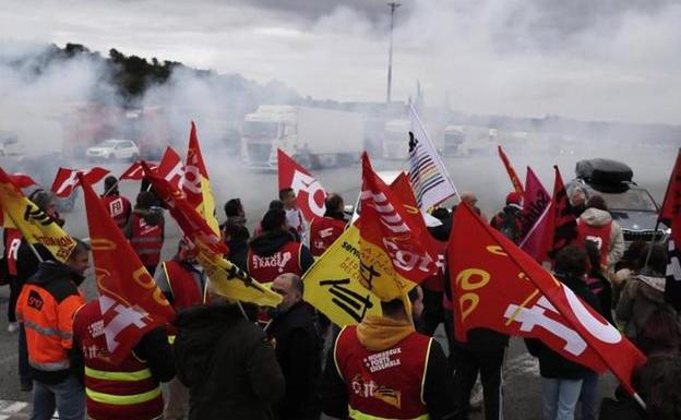 Sendikacılar, emeklilik reformunu protesto etmek için Fransa'nın güneyindeki Le Boulou kasabasında bir yolu kapattılar.