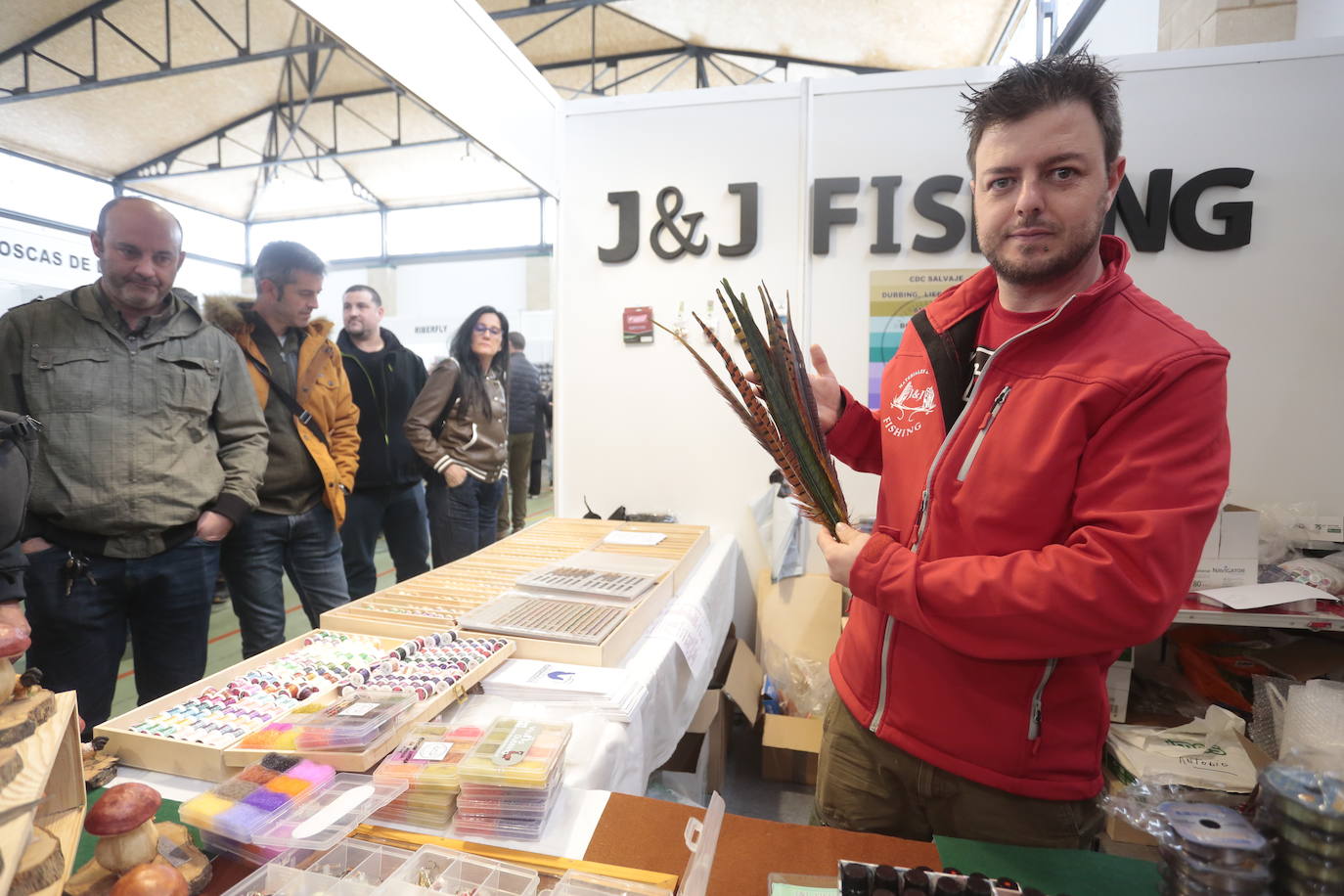 La delegada territorial de la Junta en León, Ester Muñoz, inaugura la XXV Muestra de gallos de pluma y mosca artificial.