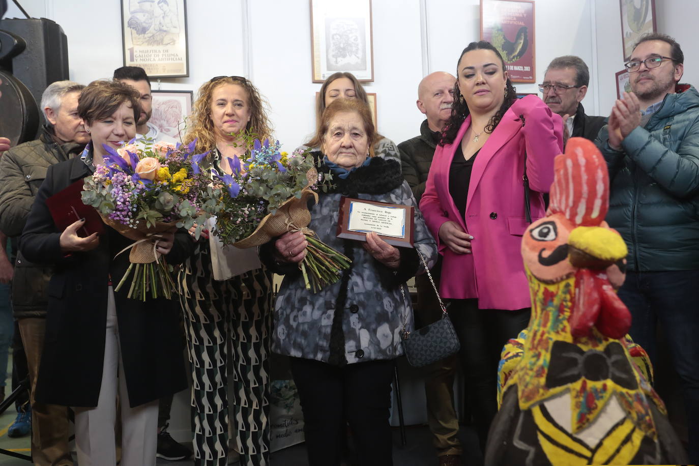 La delegada territorial de la Junta en León, Ester Muñoz, inaugura la XXV Muestra de gallos de pluma y mosca artificial.