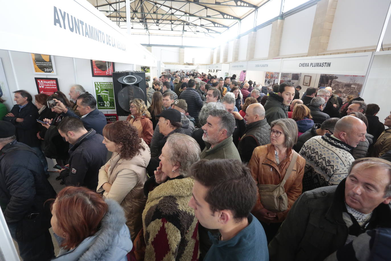 La delegada territorial de la Junta en León, Ester Muñoz, inaugura la XXV Muestra de gallos de pluma y mosca artificial.