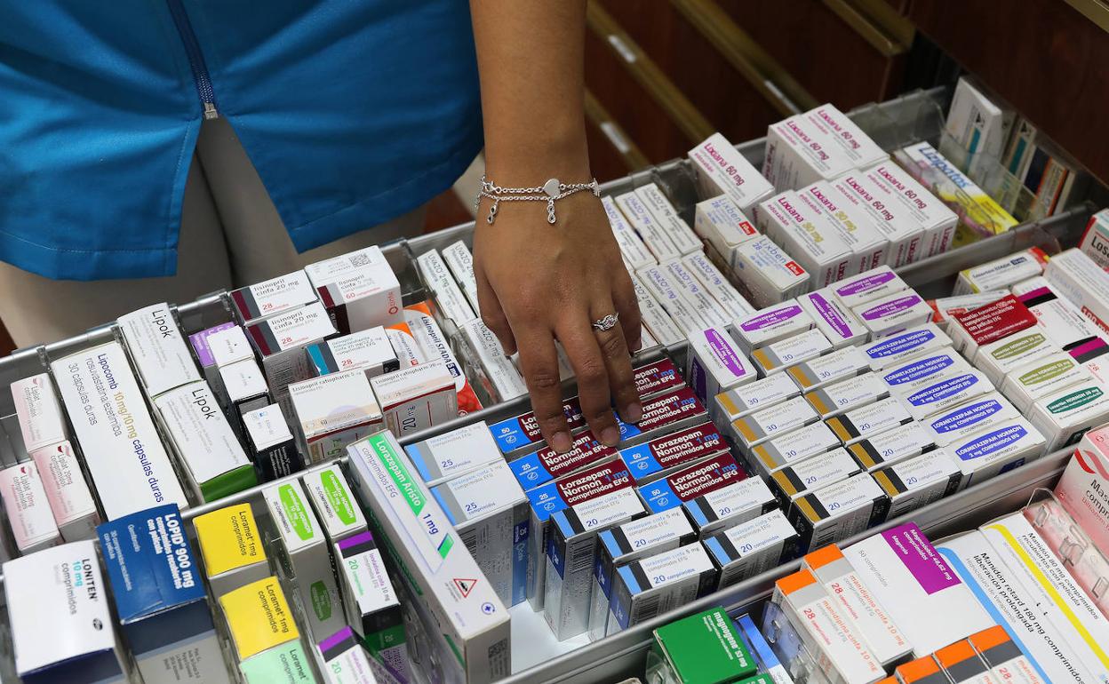 Una farmacéutica revisa algunos de los médicamentos solicitados en una imagen de archivo. 