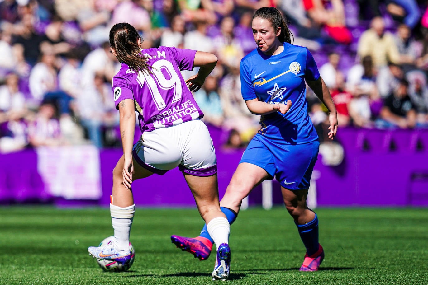 El equipo leonés disputa ante el Real Valladolid el primer partido de fútbol femenino de la historia en el estadio José Zorrilla.