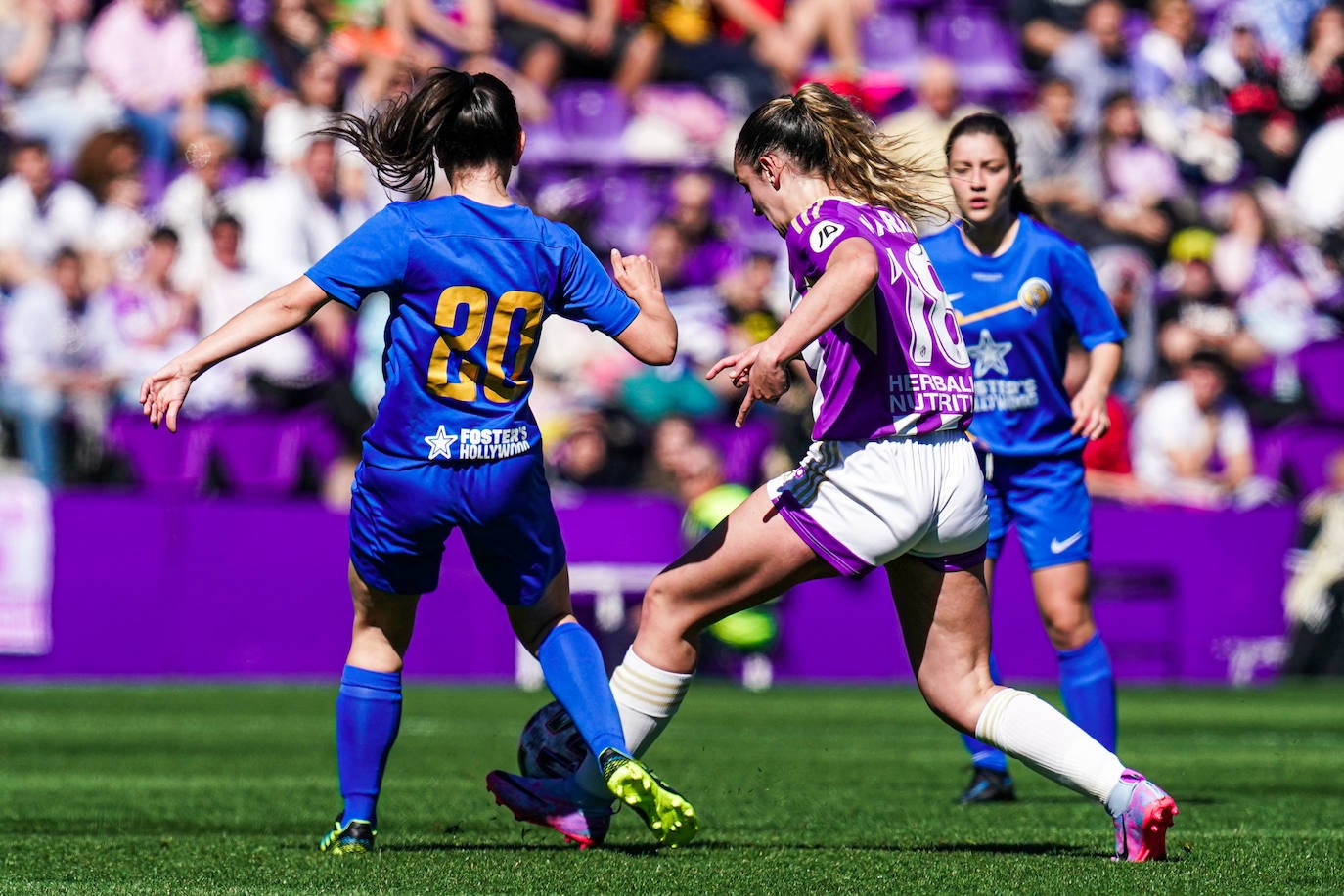 El equipo leonés disputa ante el Real Valladolid el primer partido de fútbol femenino de la historia en el estadio José Zorrilla.