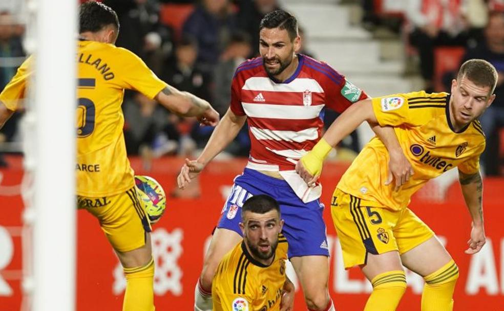 Antonio Puertas, en una acción del partido, ante Castellano, Agus Medina y Amo, futbolistas de la Deportiva.