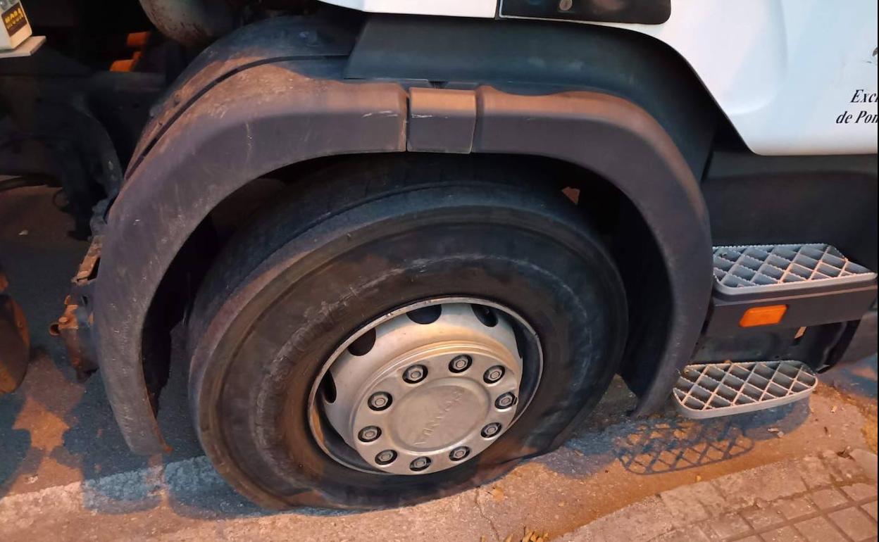 Rueda pinchada de un camión del servicio de recogida de basuras de Ponferrada. 