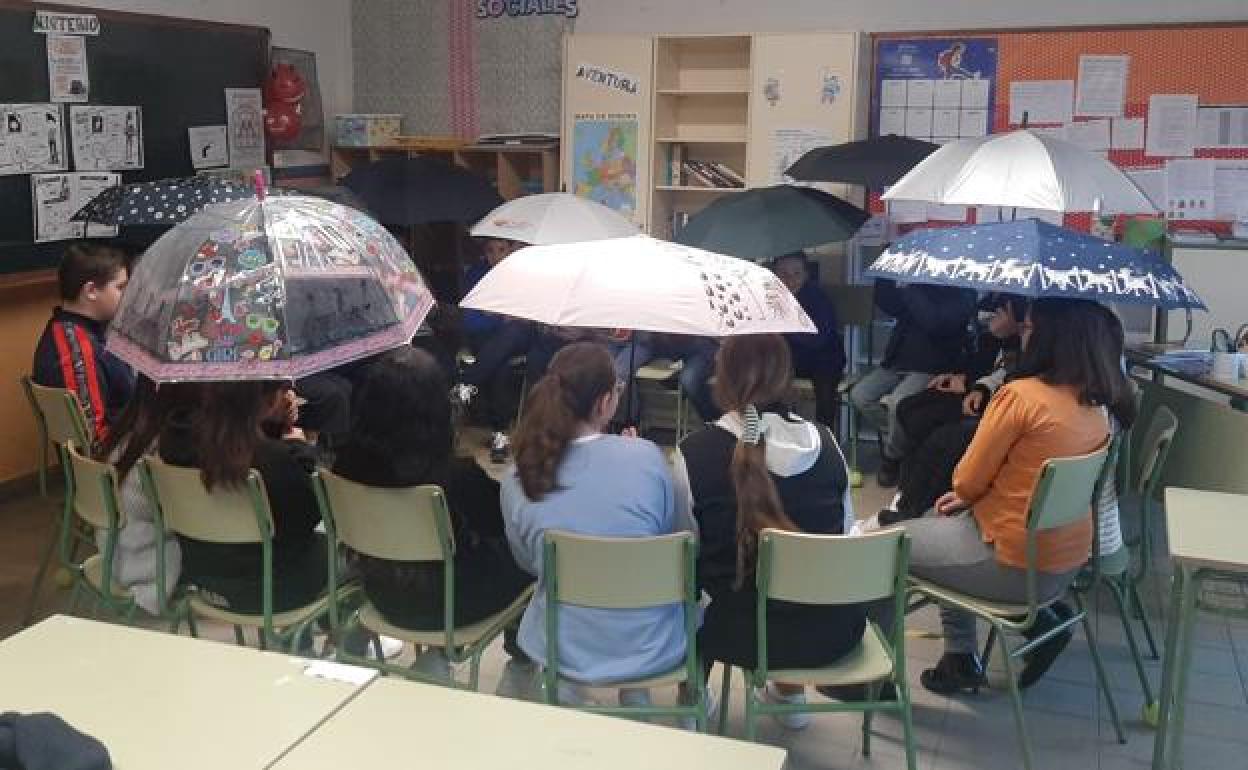 Las obras contemplan la mejora de las cubiertas de los colegios de San Claudio y Ponce de León, donde las críticas de los padres han sido notables durante este invierno por sus problemas estructurales. 