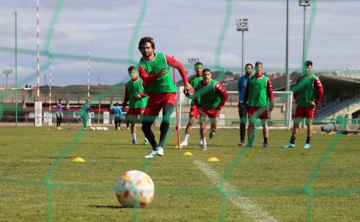 La plantilla de la Cultural y Deportiva Leonesa, durante un entrenamiento. 