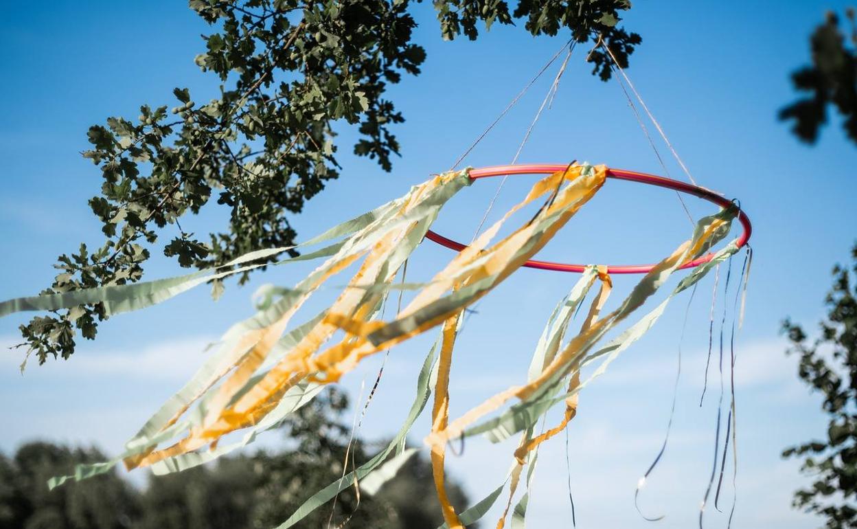 Juego de viento colgado de un árbol. 