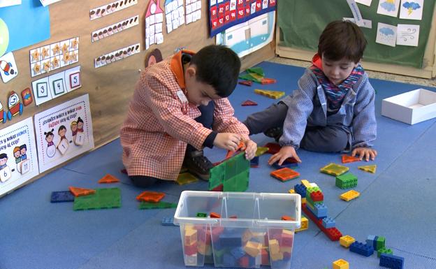 Dos alumnos del CRA de Villamañán aprenden a aprender en un colegio donde la personalización es la norma.