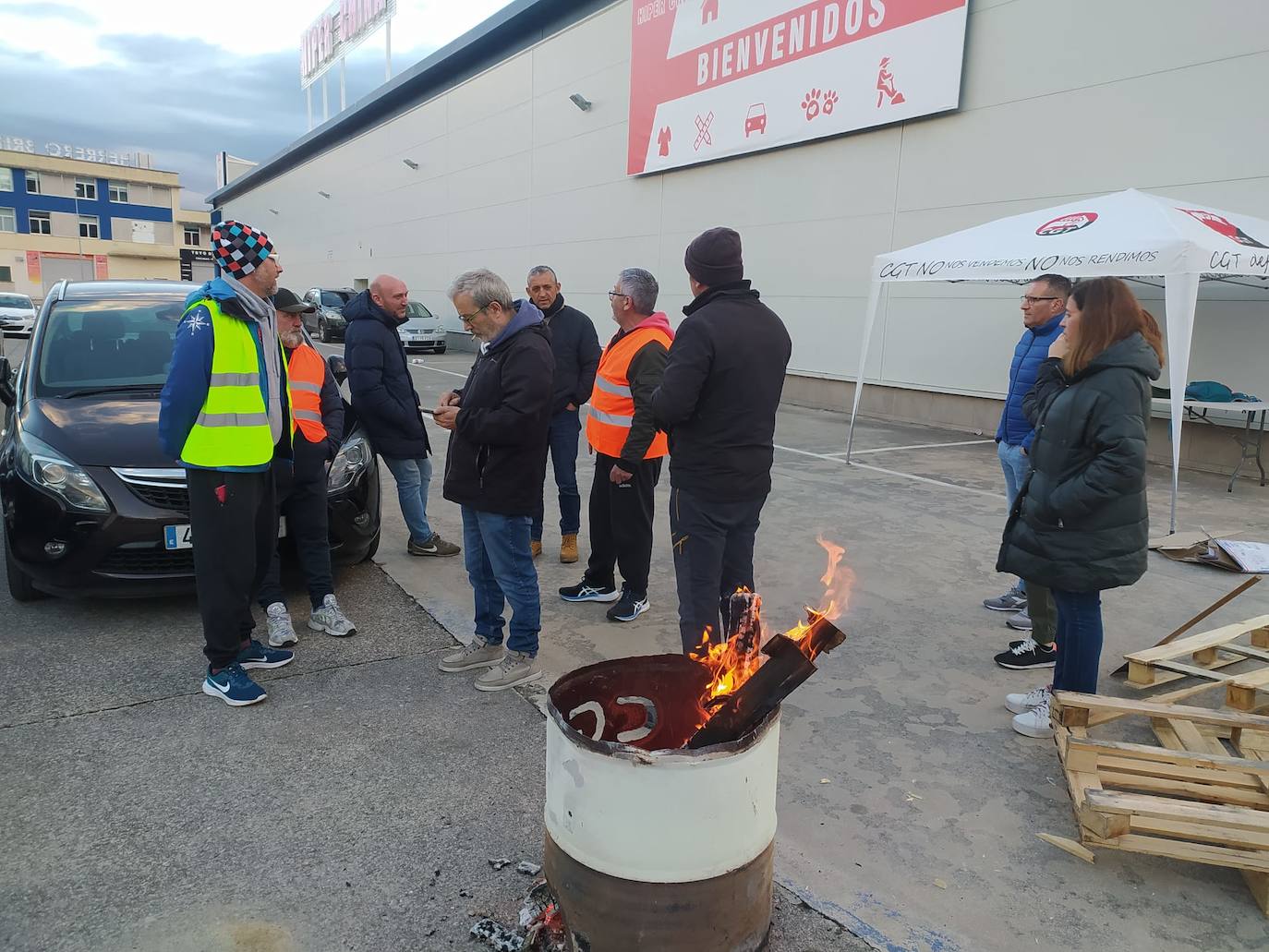 Huelga de los trabajadores FCC adjudicataria de los servicios de recogida de basuras y limpieza viaria de Ponferrada.