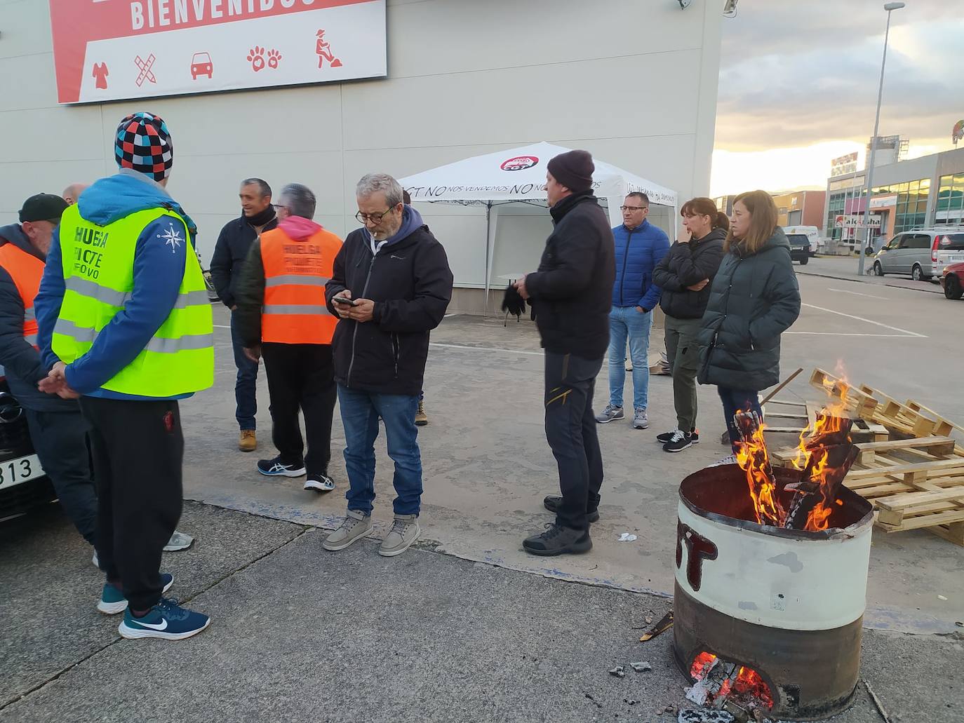 Huelga de los trabajadores FCC adjudicataria de los servicios de recogida de basuras y limpieza viaria de Ponferrada.