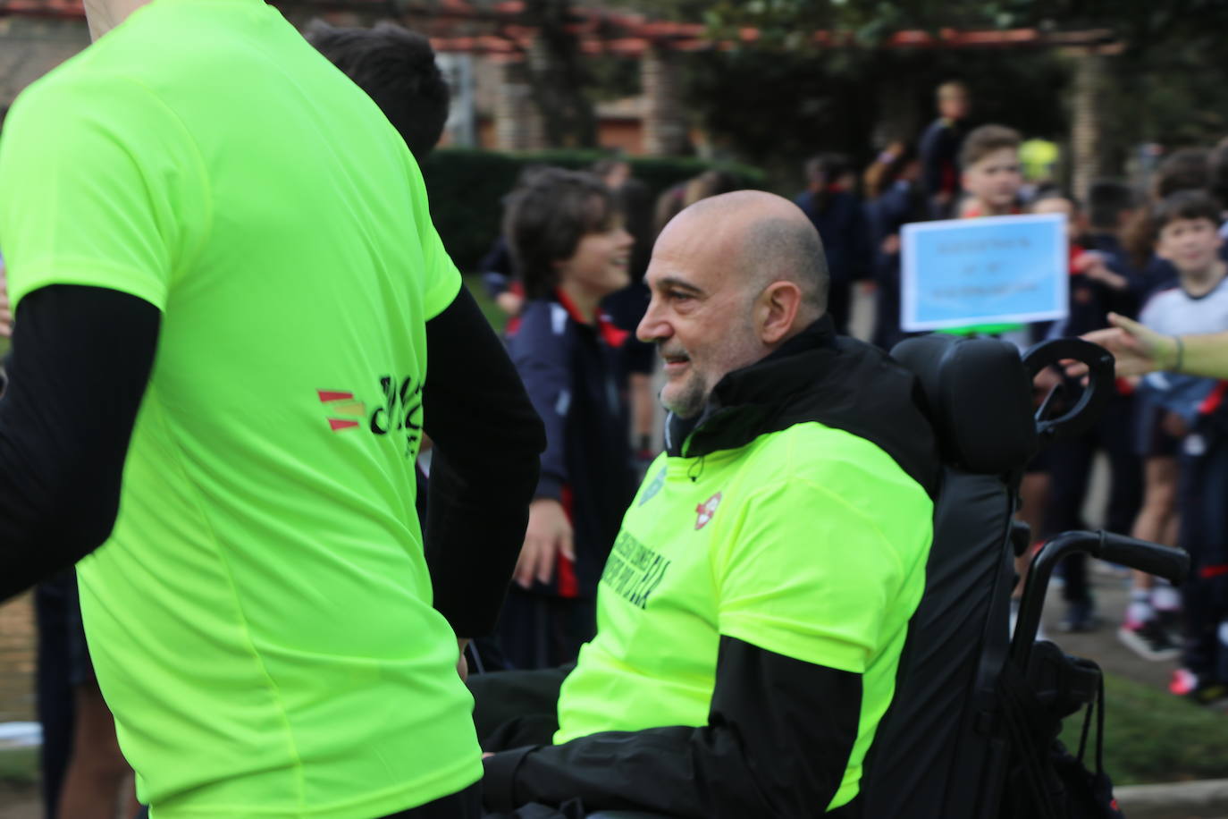 Más de un millar de alumnos del Colegio Leonés llenan de solidaridad el parque de los Reyes en una jornada para dar visibilidad a la Esclerosis Lateral Amiotrófica y reclamar investigacin | La carrera ha contado con la presencia de Urbano González, exalumno del centro y diagnosticado de ELA.