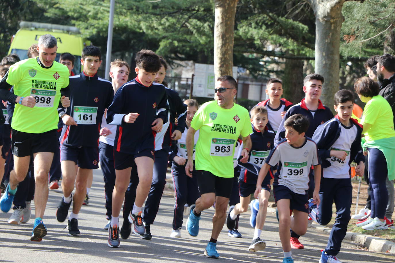 Más de un millar de alumnos del Colegio Leonés llenan de solidaridad el parque de los Reyes en una jornada para dar visibilidad a la Esclerosis Lateral Amiotrófica y reclamar investigacin | La carrera ha contado con la presencia de Urbano González, exalumno del centro y diagnosticado de ELA.