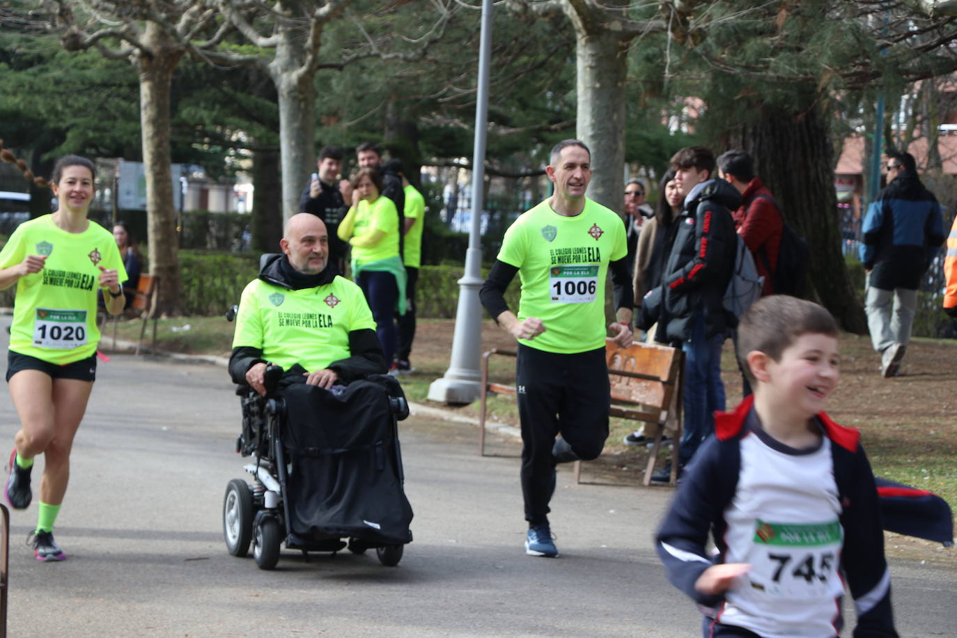 Más de un millar de alumnos del Colegio Leonés llenan de solidaridad el parque de los Reyes en una jornada para dar visibilidad a la Esclerosis Lateral Amiotrófica y reclamar investigacin | La carrera ha contado con la presencia de Urbano González, exalumno del centro y diagnosticado de ELA.