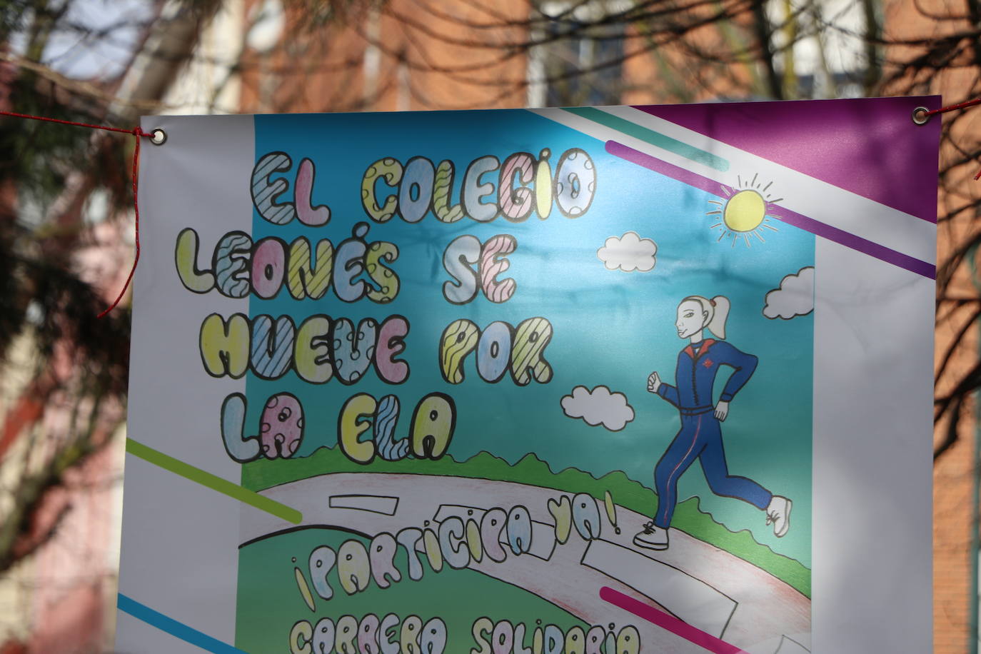 Más de un millar de alumnos del Colegio Leonés llenan de solidaridad el parque de los Reyes en una jornada para dar visibilidad a la Esclerosis Lateral Amiotrófica y reclamar investigacin | La carrera ha contado con la presencia de Urbano González, exalumno del centro y diagnosticado de ELA.