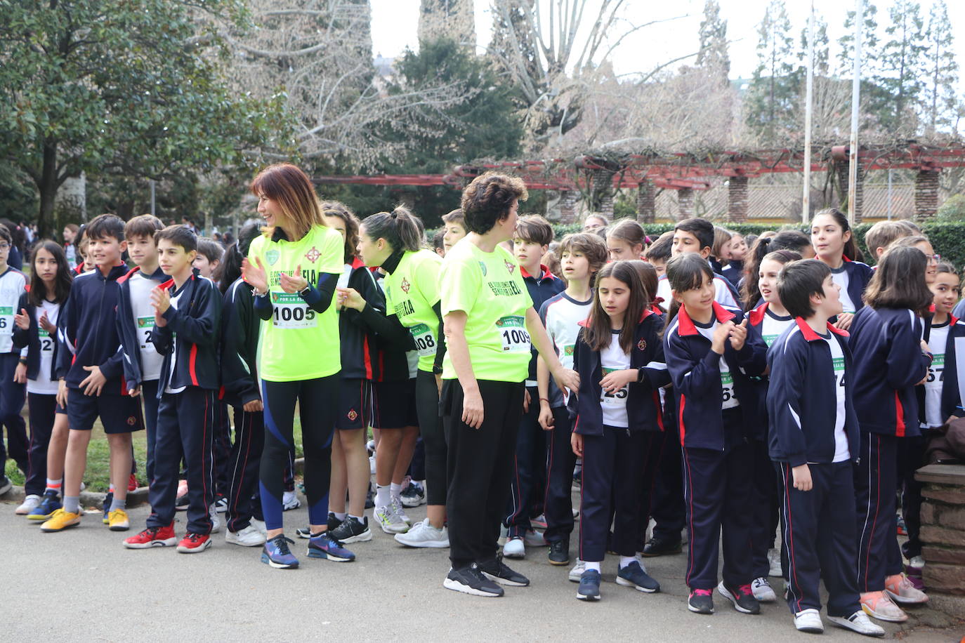 Más de un millar de alumnos del Colegio Leonés llenan de solidaridad el parque de los Reyes en una jornada para dar visibilidad a la Esclerosis Lateral Amiotrófica y reclamar investigacin | La carrera ha contado con la presencia de Urbano González, exalumno del centro y diagnosticado de ELA.