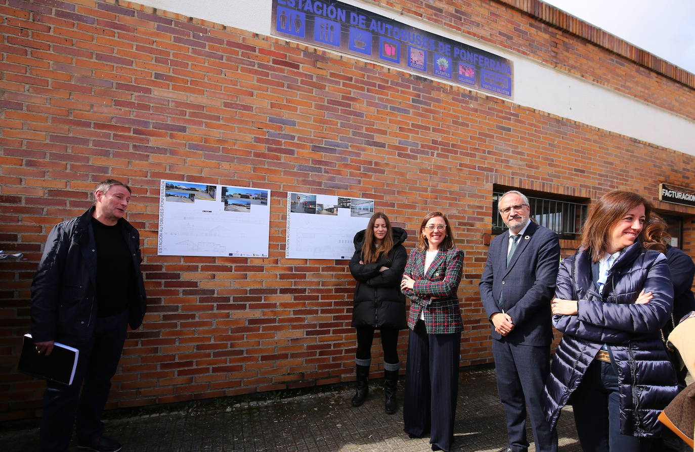 La consejera de Movilidad y Transformación Digital, María González Corral (C), junto a la directora general de Transportes y Logística, Laura Paredes (D), la delegada de la Junta en León, Ester Muñoz (4D), y el alcalde de Ponferrada, Olegario Ramón (2D), durante la visita a la estación de autobuses de Ponferrada.