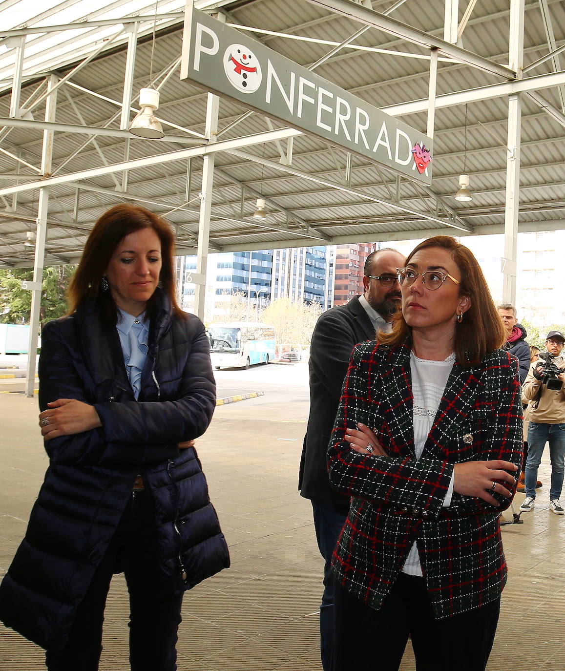 La consejera de Movilidad y Transformación Digital, María González Corral (C), junto a la directora general de Transportes y Logística, Laura Paredes (D), la delegada de la Junta en León, Ester Muñoz (4D), y el alcalde de Ponferrada, Olegario Ramón (2D), durante la visita a la estación de autobuses de Ponferrada.