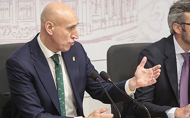 El alcalde de León interviene en la rueda de prensa celebrada en el Ayuntamiento.