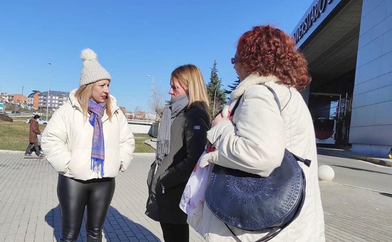 Representantes del colectivo 'No Pises Más Mis Derechos' durante una comparecencia ante el Hospital de León. 