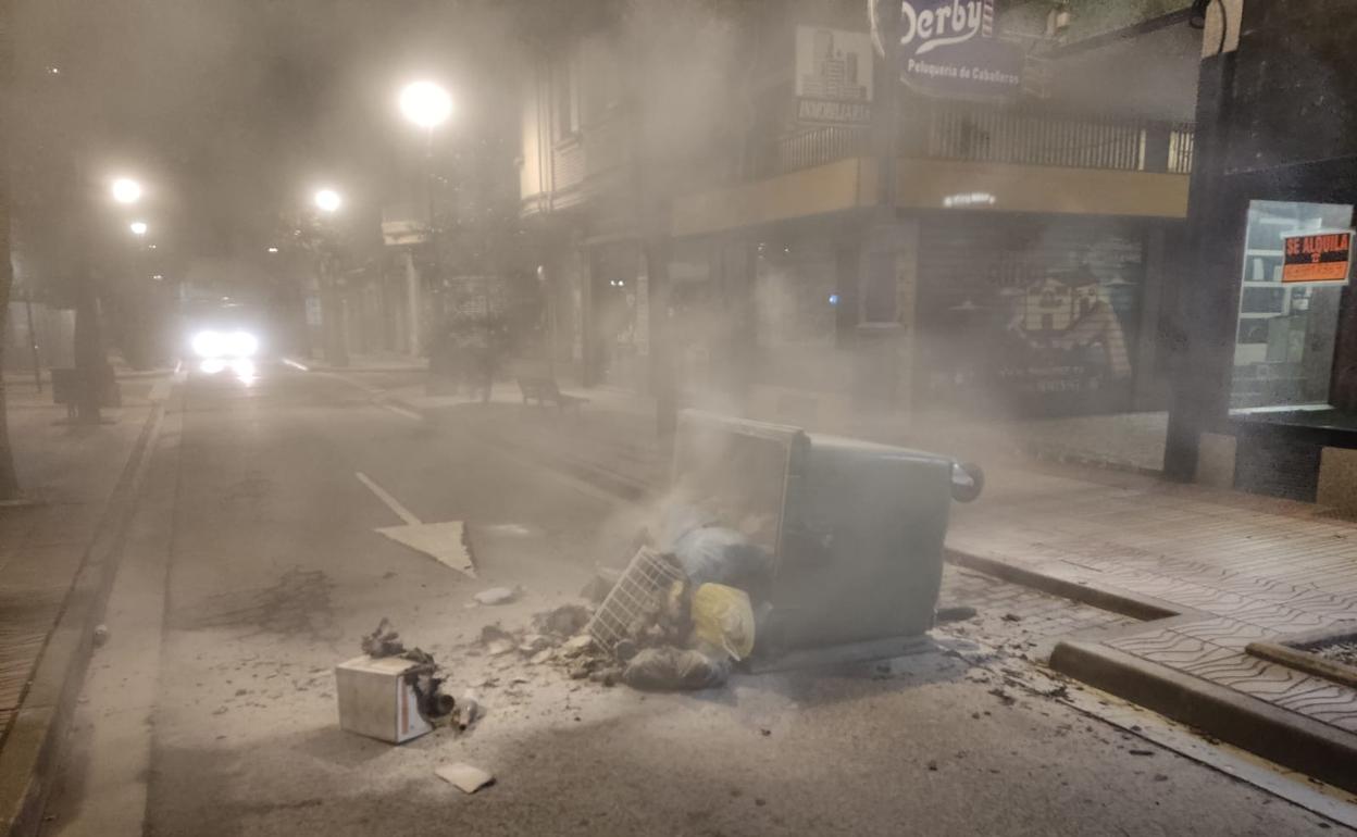 Un contenedor basuras ardió de madrugada en el centro de Ponferrada.