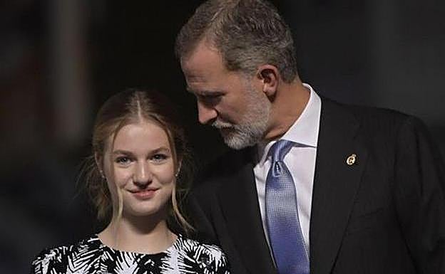 Leonor de Borbón junto al rey Felipe VI.