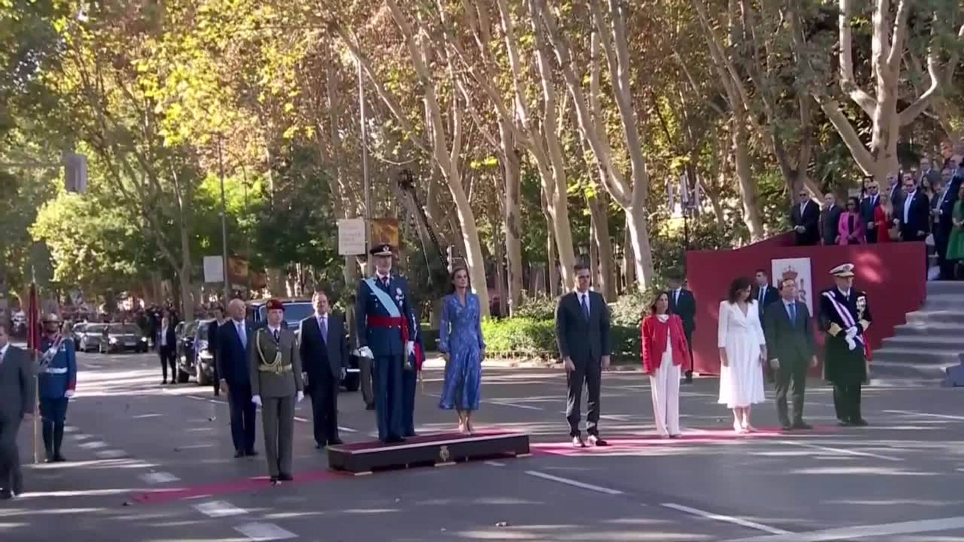 Pitos Y Gritos De Que Te Vote Txapote A S Nchez En El Desfile Militar Del De Octubre