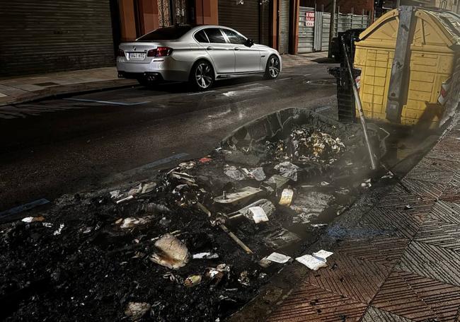 El fuego, localizado en uno de los contenedores de la calle alcanzó varios metros de altura