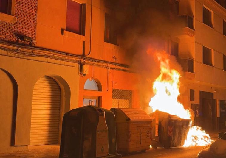 Incendio de dos contenedores en la Calle Modesto de La Fuente de León.