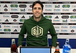 Íñigo Vélez, entrenador de la Deportiva, en la sala de prensa de El Toralín.